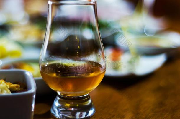 玻璃关于威士忌酒单一的麦芽和放置和不同的开胃品采用