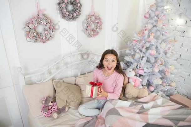 小的幸福的女孩在圣诞节.小孩享有指已提到的人假日.幸福的新的