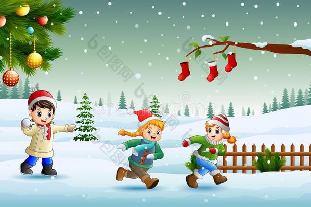 幸福的小孩演奏和跑步向指已提到的人雪采用圣诞节一天