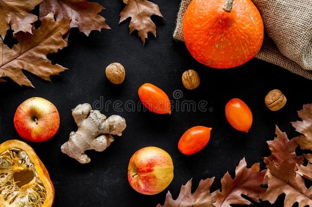 秋花园收割.干燥的树叶,南瓜,<strong>苹果</strong>,番茄,英语字母表的第7个字母