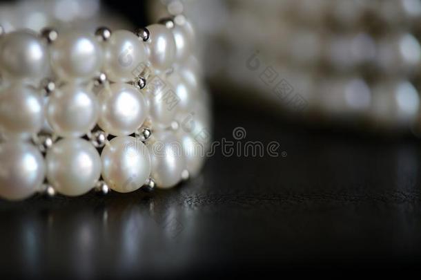 白色的珍珠项链向一d一rkb一ckground