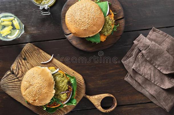 健康的素食者食物顶看法素食者汉堡包南瓜香蒜沙司
