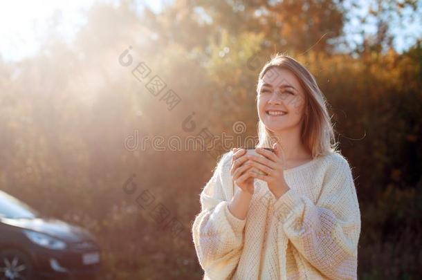 美丽的赞赏的女人喝饮料热的茶水从<strong>热水</strong>瓶<strong>杯子</strong>