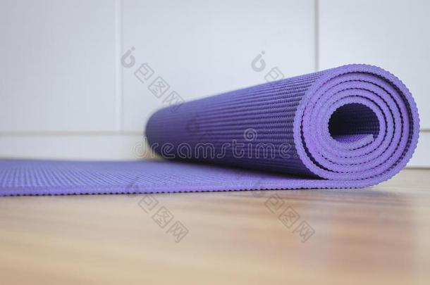 旋转的或可折叠的<strong>紫色</strong>的col或<strong>瑜伽</strong>席子后的一w或kout,锻炼