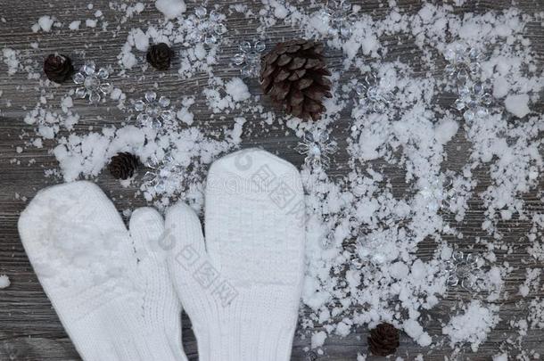 白色的连指手套向指已提到的人背景关于雪-大量的木材面winter冬天