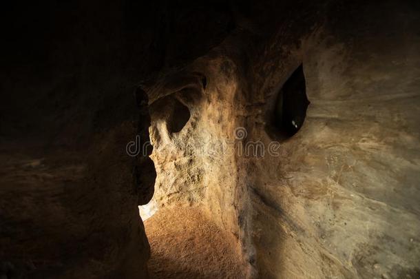 小的岩洞洞穴和织地粗糙的墙