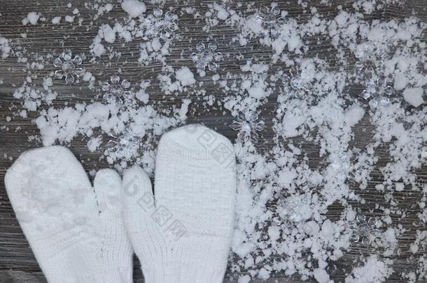 白色的连指手套向指已提到的人背景关于雪-大量的木材面winter冬天