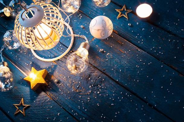 圣诞节灯笼和装饰向蓝色木制的背景
