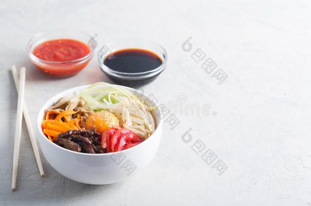 传统的亚洲人韩式拌饭盘和稻和蔬菜
