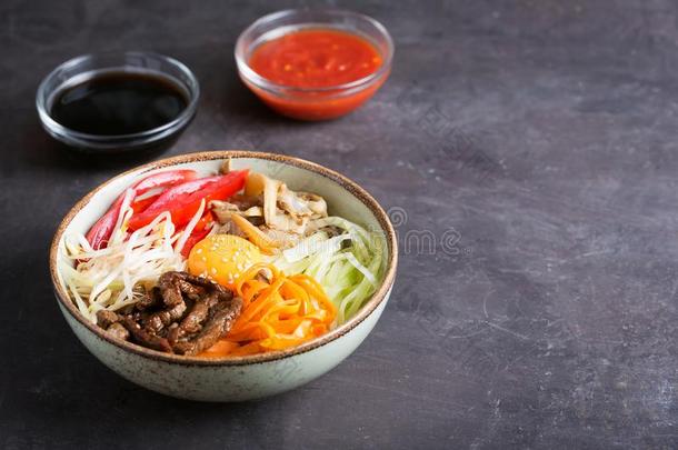传统的亚洲人<strong>韩式</strong>拌饭盘和稻和蔬菜向黑暗的
