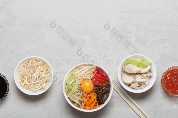 传统的亚洲人韩式<strong>拌饭</strong>盘和稻和蔬菜