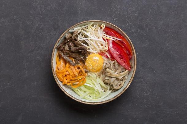 传统的亚洲人韩式拌饭盘和稻和蔬菜向黑暗的