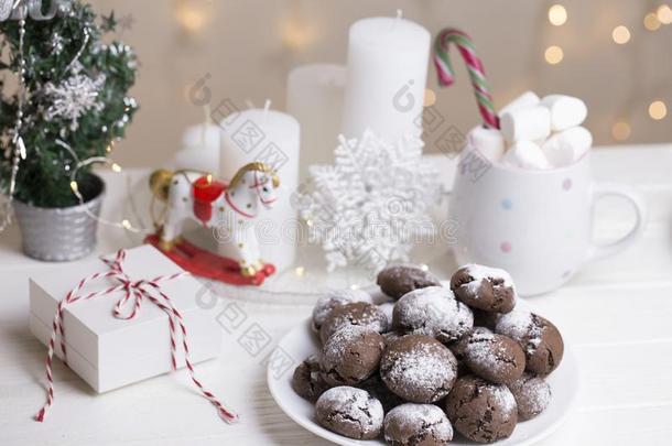 自家制的巧克力甜饼干和圣诞节背景
