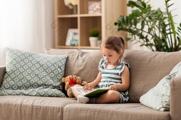 小的女孩阅读书在家