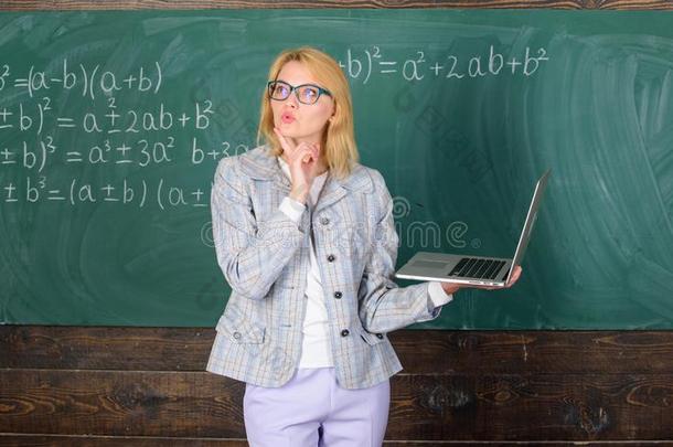 女人穿着眼镜保存便携式电脑冲浪运动互联网.教育工作者same同样的