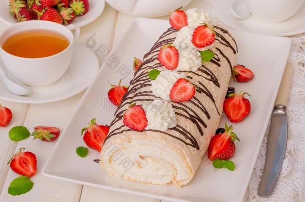 糕饼辗蛋糕奶油水果蛋白饼和乳霜和草莓