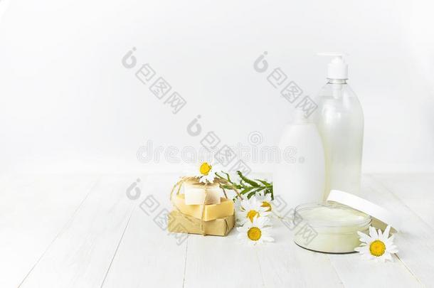 化妆品瓶子容器乳霜和h和made肥皂和洋甘菊