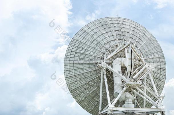 背面看法大的白色的卫星盘采用<strong>通讯</strong>中心