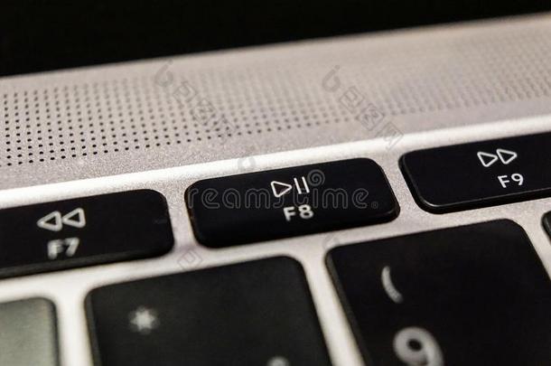 键盘关于便携式电脑在旁边苹果,比赛按钮