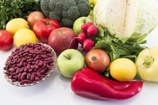 健康的成果和蔬菜向白色的背景