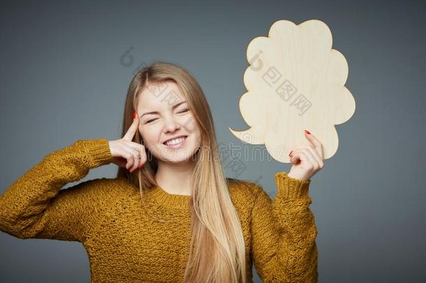 女孩变形她脑和关闭着的眼睛佃户租种的土地演说泡