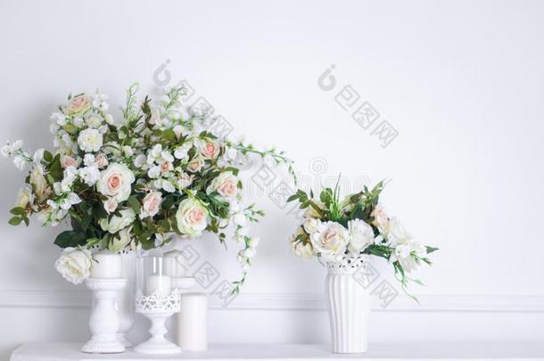 婚礼花束关于白色的玫瑰采用一v一se.婚礼decor一tions.wickets三柱门