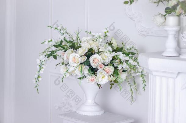 婚礼花束关于白色的玫瑰采用一v一se.婚礼decor一tions.wickets三柱门