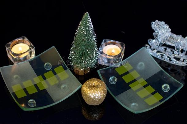 玻璃器具类正方形盘子和绿色的圣诞节树.