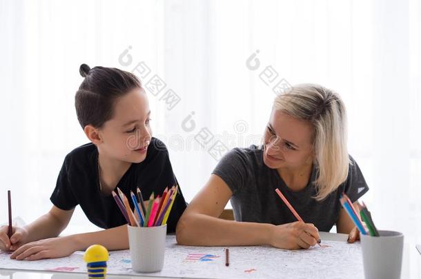 母亲和小孩儿子绘画和有色的铅笔