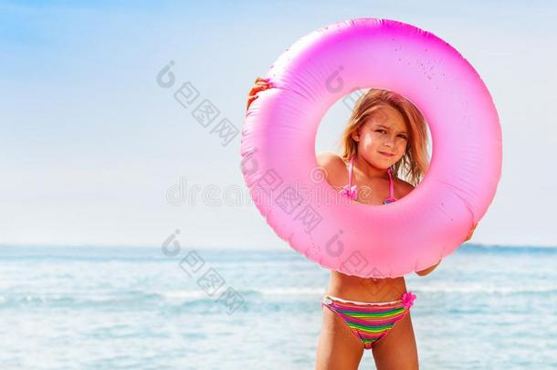 漂亮的小的女孩有样子的通过大的游泳管
