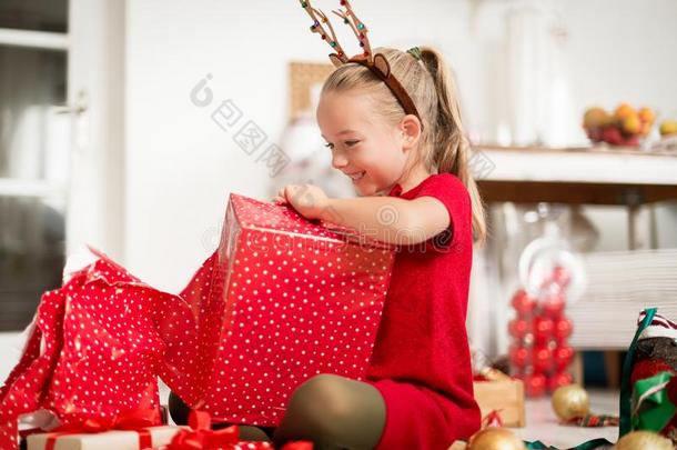 漂亮的超级的兴奋的年幼的女孩开幕大大地红色的圣诞节人名