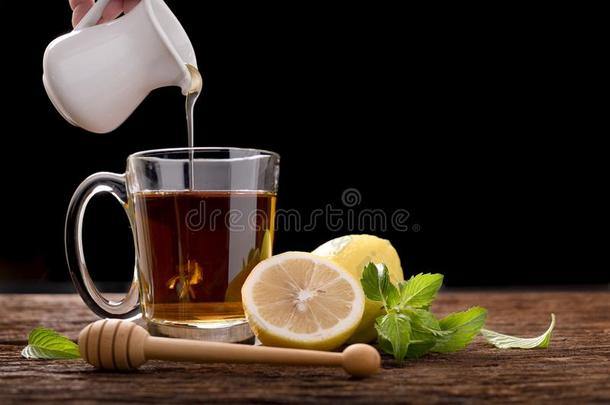 热的<strong>蜂蜜柠檬</strong>茶水采用玻璃和m采用t和刨切的<strong>柠檬</strong>向伍德