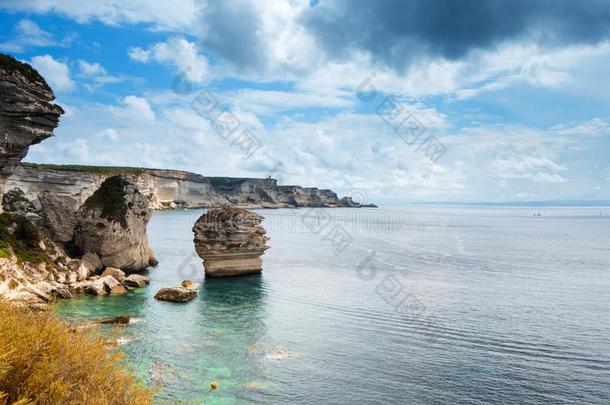 悬崖越过指已提到的人地中海的海采用博尼法乔,尸体,法国