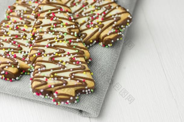 圣诞节树合适的用面粉甜饼干装饰和浓情巧克力