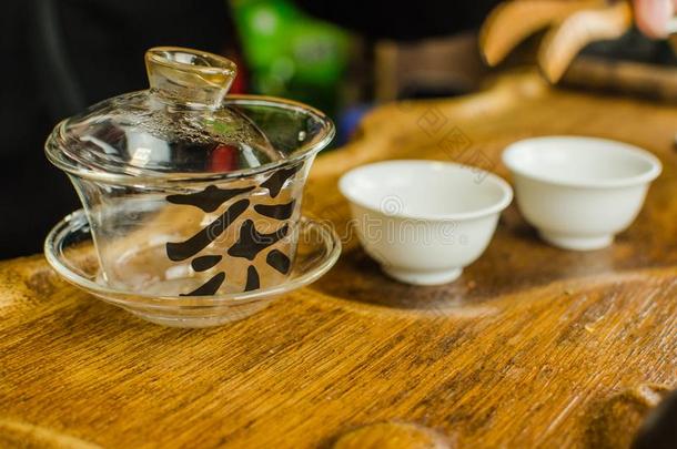 中国人茶水典礼和安切纳格向木制的背景