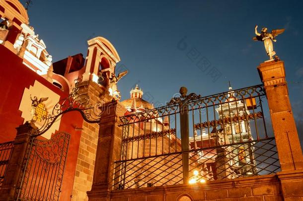 普埃布拉总教堂在夜采用普埃布拉,墨西哥