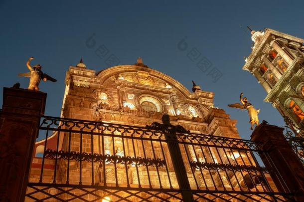 普埃布拉总教堂在夜采用普埃布拉,墨西哥