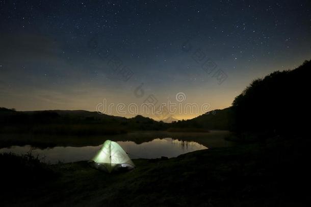 布满星星的夜向野生的营地在旁边指已提到的人湖