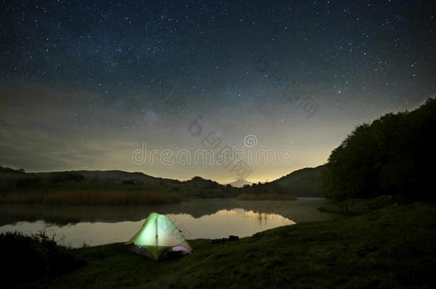 布满星星的夜向野生的营地在旁边指已提到的人湖