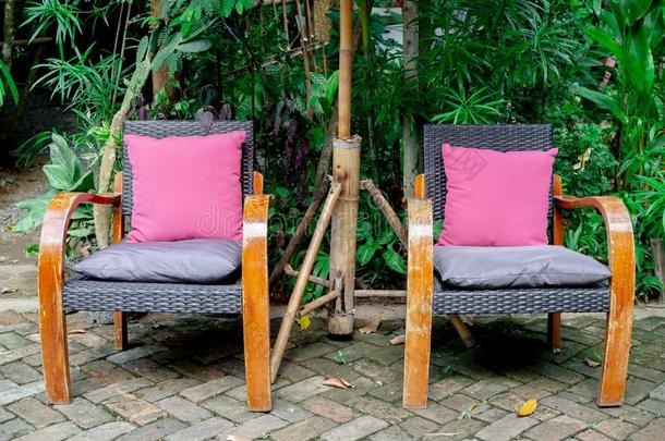 酿<strong>酒</strong>的木制的椅子和粉红色的枕头和<strong>竹</strong>子雨伞采用英语字母表的第20个字母