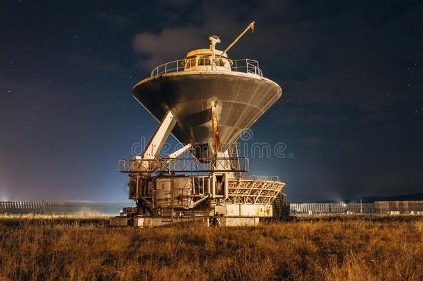 无线电望远镜卫星触角在布满星星的夜