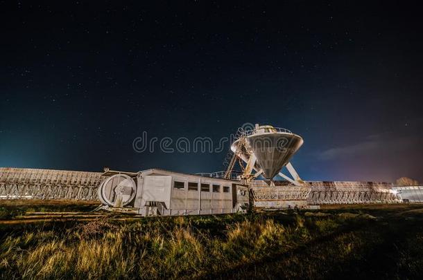 无线电望远镜卫星触角在布满星星的夜