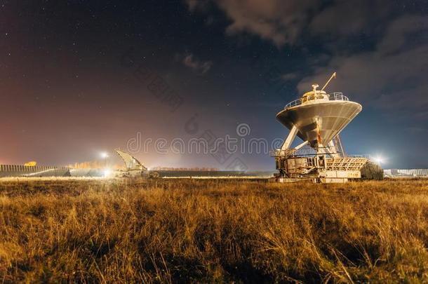 无线电望远镜卫星触角在布满星星的夜