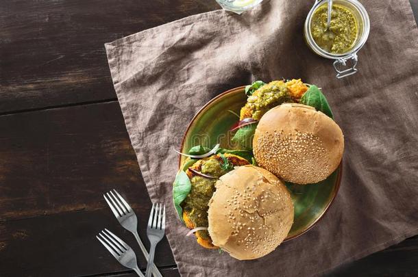 素食者汉堡包使关于南瓜肉片健康的素食者食物
