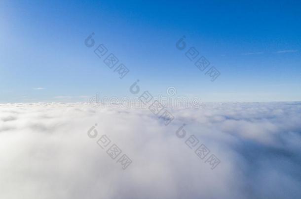 空气的看法白色的云采用蓝色天.顶看法.看法从雄蜂.