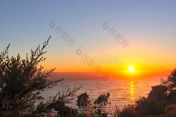 美国加州海岸洋日落和光波向指已提到的人洋海浪