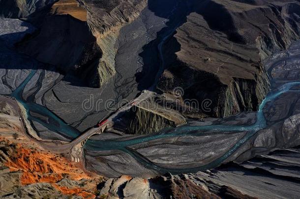 洪山宏大的峡谷,新疆
