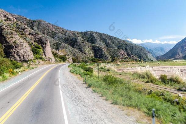 弯曲的路采用山谷小溪demand需要乌马瓦卡山谷,阿根蒂