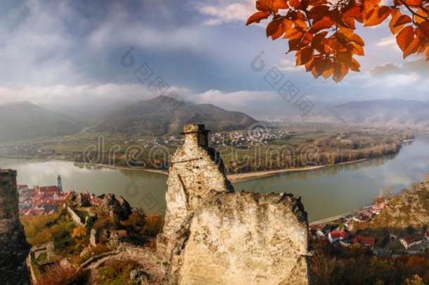 全景画关于杜恩斯坦村民和城堡在的时候秋采用AustriaHangary奥匈帝国
