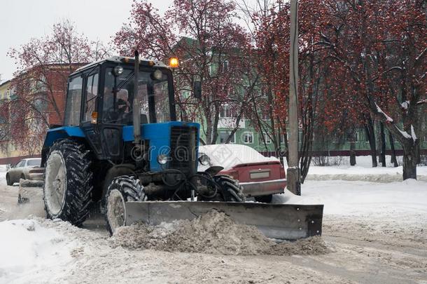 蓝色拖拉机清洁指已提到的人大街关于大大地量关于雪采用IvoryCoast象牙海岸